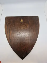 Samling originale engelske militære mærker opsat på plade, og givet som gave Danske livregiment 1977
