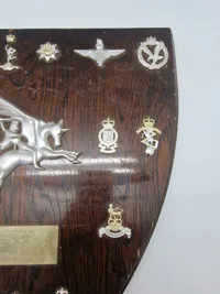 Samling originale engelske militære mærker opsat på plade, og givet som gave Danske livregiment 1977