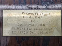 Samling originale engelske militære mærker opsat på plade, og givet som gave Danske livregiment 1977