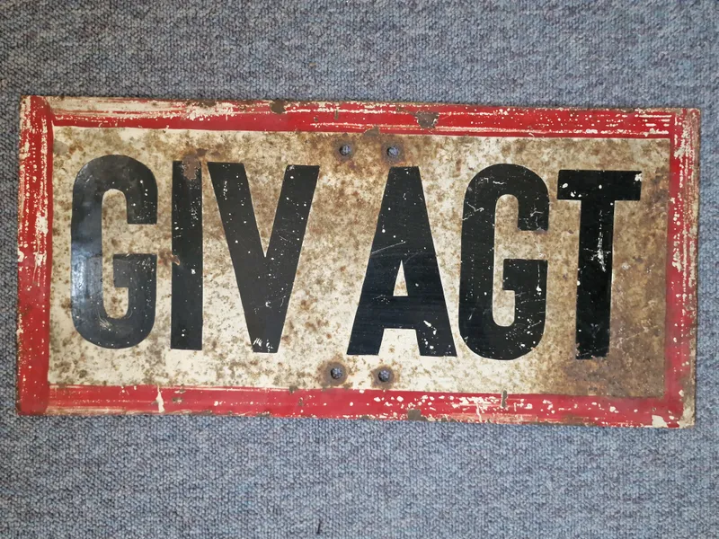 Ældre “Giv Agt” skilt
