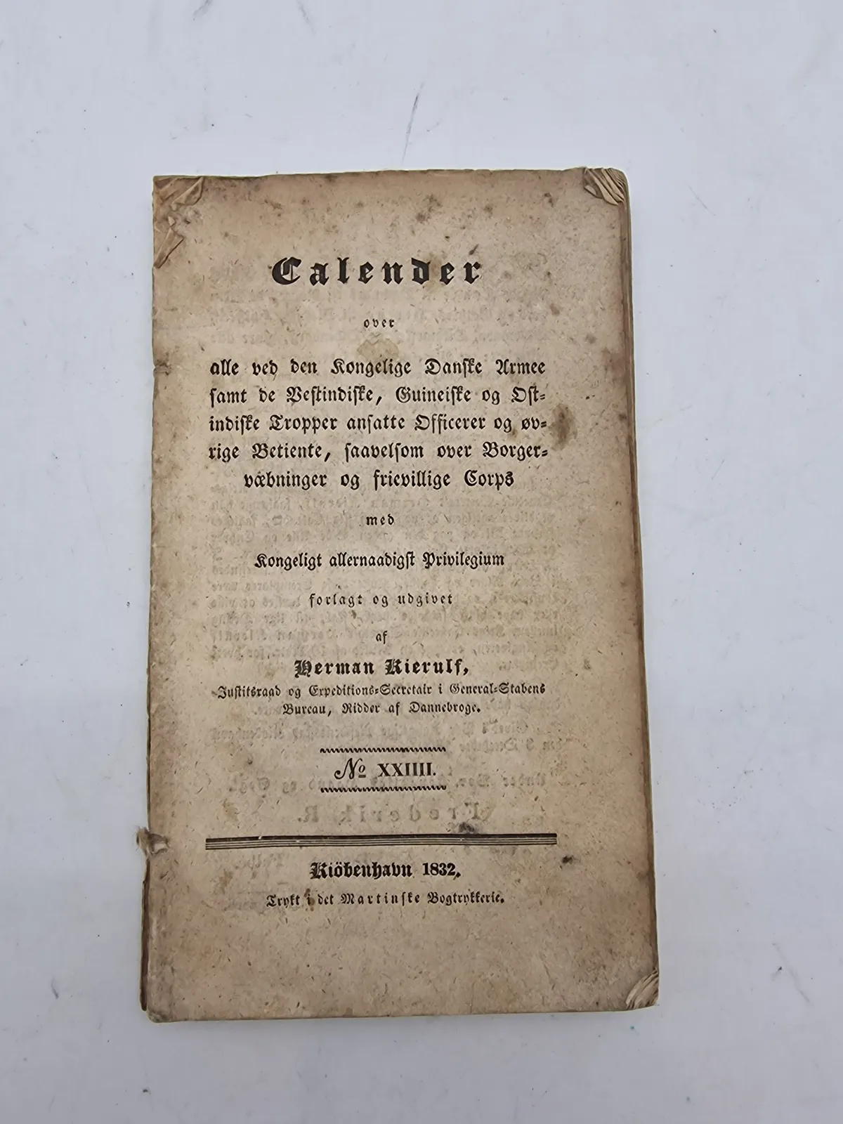 Calenderover
alle ved den Kongelige Danske Armee samt de Vestindiske, Guineiske og Ost indiske Tropper ansatte Officerer og øv rige Betiente, saavelsom over Borger- våbninger og fricvillige Corps 1832