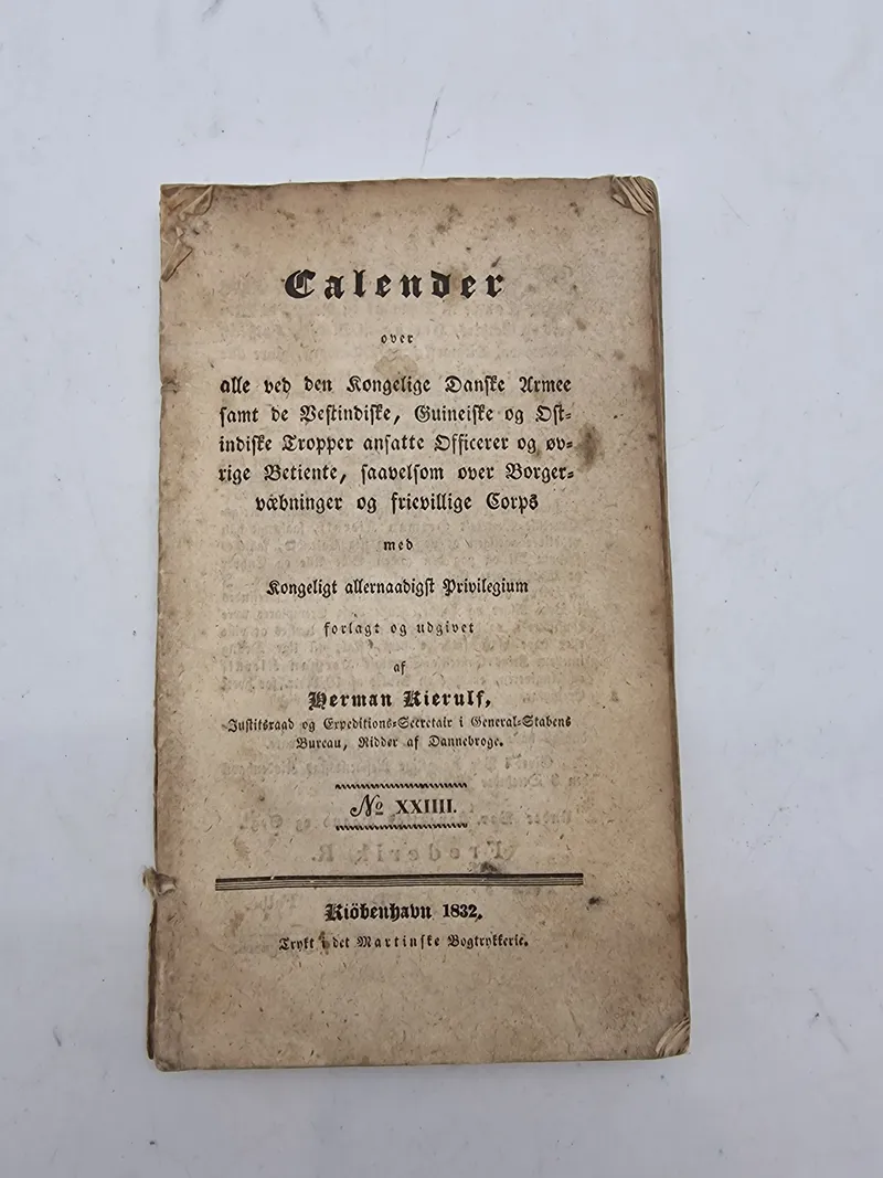 Calenderover
alle ved den Kongelige Danske Armee samt de Vestindiske, Guineiske og Ost indiske Tropper ansatte Officerer og øv rige Betiente, saavelsom over Borger- våbninger og fricvillige Corps 1832