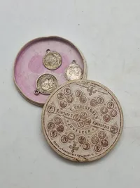 Sølvmønter omdannet til smykker/vedhæng med æske