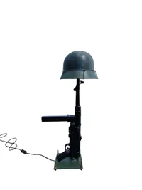 Lampe lavet som mp40 og tysk hjelm - efterkrigs (kan ikke skyde)