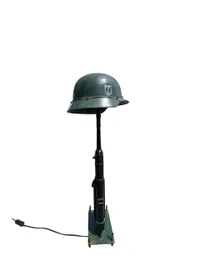 Lampe lavet som mp40 og tysk hjelm - efterkrigs (kan ikke skyde)