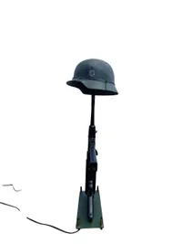 Lampe lavet som mp40 og tysk hjelm - efterkrigs (kan ikke skyde)