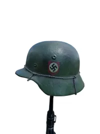 Lampe lavet som mp40 og tysk hjelm - efterkrigs (kan ikke skyde)