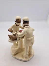 Sjælden Skulptur som forestiller to læger, der udfører en operation, og er skabt af den brasilianske folkekunstner Amaro Rodrigues