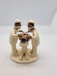 Sjælden Skulptur som forestiller to læger, der udfører en operation, og er skabt af den brasilianske folkekunstner Amaro Rodrigues
