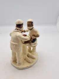 Sjælden Skulptur som forestiller to læger, der udfører en operation, og er skabt af den brasilianske folkekunstner Amaro Rodrigues