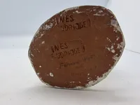 Sjælden Skulptur som forestiller to læger, der udfører en operation, og er skabt af den brasilianske folkekunstner Amaro Rodrigues
