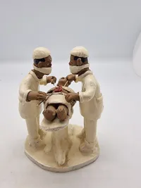 Sjælden Skulptur som forestiller to læger, der udfører en operation, og er skabt af den brasilianske folkekunstner Amaro Rodrigues