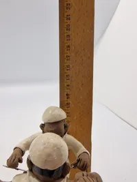 Sjælden Skulptur som forestiller to læger, der udfører en operation, og er skabt af den brasilianske folkekunstner Amaro Rodrigues