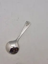 sukkerske i sterlingsølv designet af Henning Koppel for Georg Jensen. Den blev lavet i anledning af de danske sukkerfabrikkers 100-års jubilæum i 1972. 43,7 gram