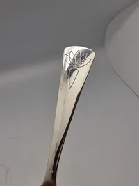 sukkerske i sterlingsølv designet af Henning Koppel for Georg Jensen. Den blev lavet i anledning af de danske sukkerfabrikkers 100-års jubilæum i 1972. 43,7 gram