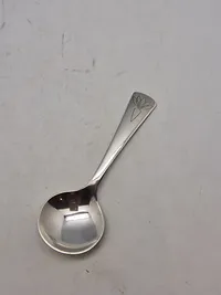 sukkerske i sterlingsølv designet af Henning Koppel for Georg Jensen. Den blev lavet i anledning af de danske sukkerfabrikkers 100-års jubilæum i 1972. 43,7 gram