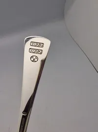 sukkerske i sterlingsølv designet af Henning Koppel for Georg Jensen. Den blev lavet i anledning af de danske sukkerfabrikkers 100-års jubilæum i 1972. 43,7 gram