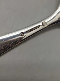 sukkerske i sterlingsølv designet af Henning Koppel for Georg Jensen. Den blev lavet i anledning af de danske sukkerfabrikkers 100-års jubilæum i 1972. 43,7 gram