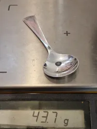 sukkerske i sterlingsølv designet af Henning Koppel for Georg Jensen. Den blev lavet i anledning af de danske sukkerfabrikkers 100-års jubilæum i 1972. 43,7 gram