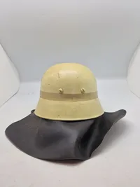 Original tysk brandhjelm malet med floucerende maling