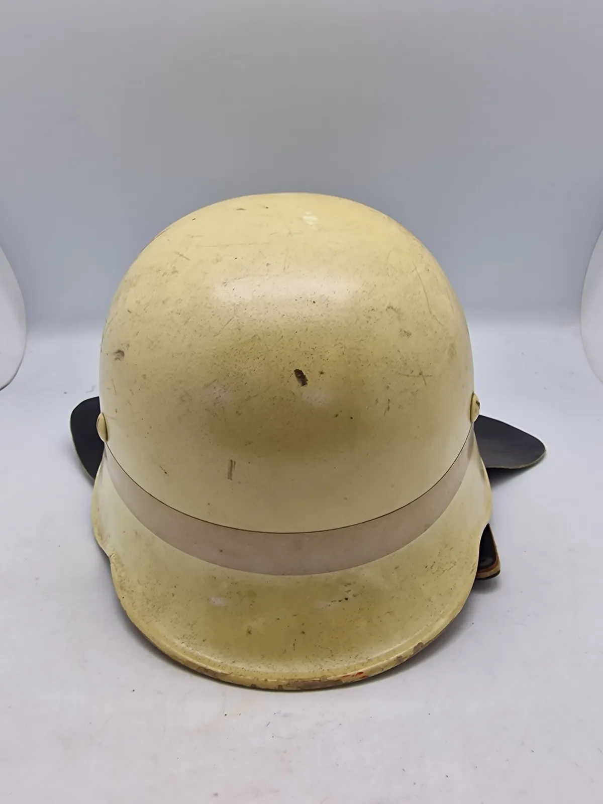 Original tysk brandhjelm malet med floucerende maling