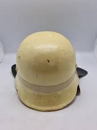 Original tysk brandhjelm malet med floucerende maling