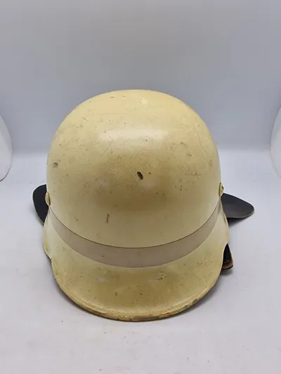 Original tysk brandhjelm malet med floucerende maling