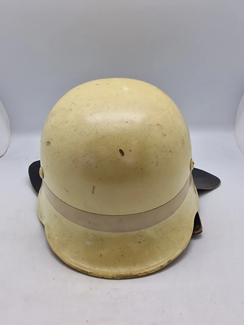 Original tysk brandhjelm malet med floucerende maling