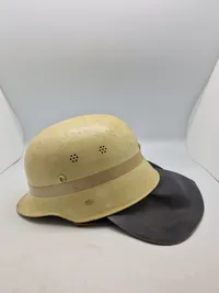 Original tysk brandhjelm malet med floucerende maling