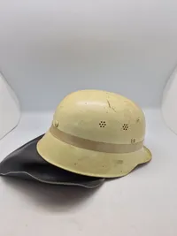 Original tysk brandhjelm malet med floucerende maling