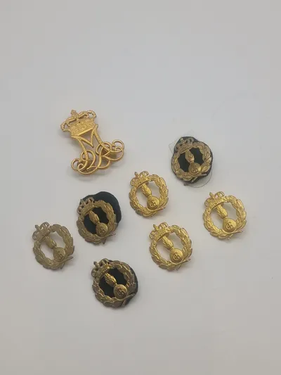 Samling regimentsmærker & et Regina