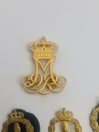 Samling regimentsmærker & et Regina