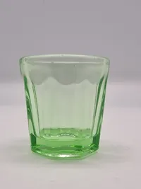 Børne  glas (Uraniumgrøn) 
Fyens Glasværk, Grønt børneglas, presset studsglas med planslebet standflade katalig 1934