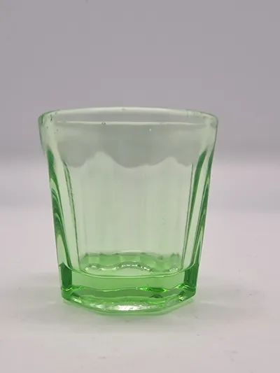 Børne  glas (Uraniumgrøn) 
Fyens Glasværk, Grønt børneglas, presset studsglas med planslebet standflade katalig 1934