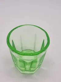 Børne  glas (Uraniumgrøn) 
Fyens Glasværk, Grønt børneglas, presset studsglas med planslebet standflade katalig 1934
