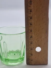 Børne  glas (Uraniumgrøn) 
Fyens Glasværk, Grønt børneglas, presset studsglas med planslebet standflade katalig 1934