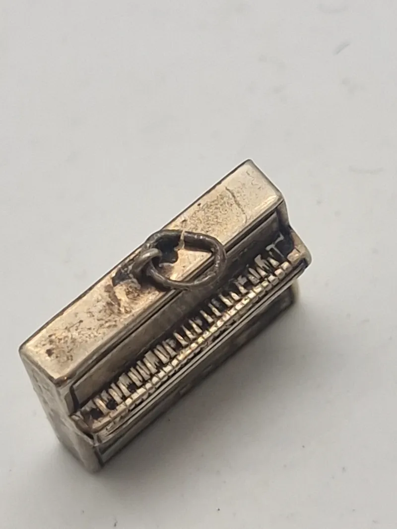 Vedhæng af 830 sølv forstillende lille piano