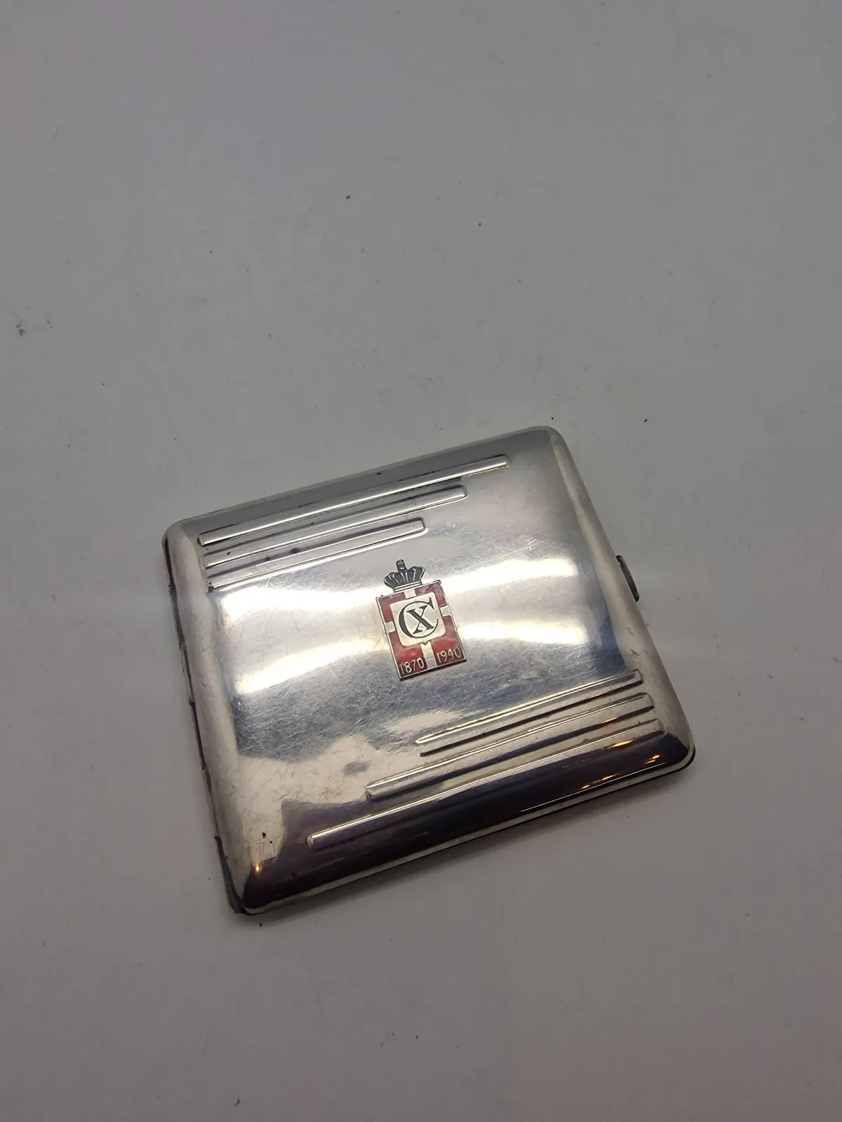 Cigaretetui i nysølv med Georg Jensen kongemærke af sterlingsølv og emalje