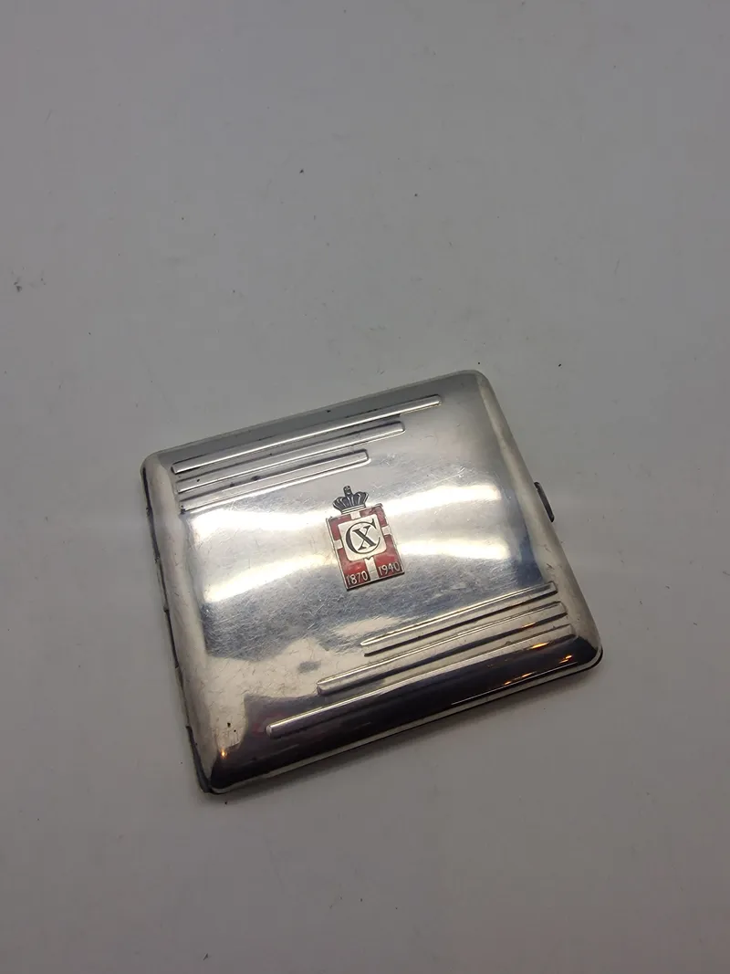 Cigaretetui i nysølv med Georg Jensen kongemærke af sterlingsølv og emalje