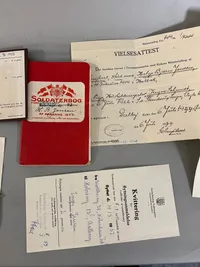 Originalt Lot fra samme mand , soldaterbog, ID disk mm. 1942 Læge