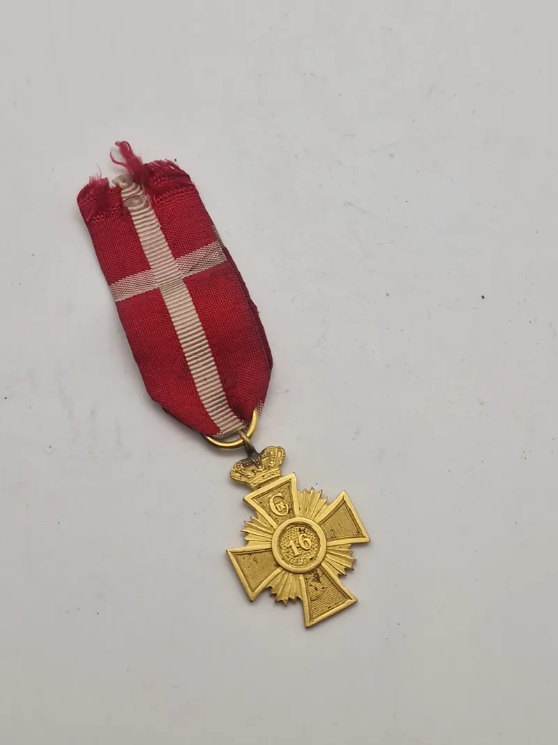 Originalt Hæderstegn for 16 års tro tjeneste for underofficerer. Hæderstegnet er indført 12/1 1854