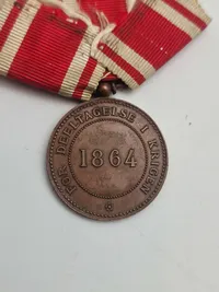 Original 1864 krigsdeltager medalje med krydsbånd