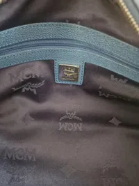 Original MCM Grained Calfskin Studded Heritage Barrel Bag – Blå & MCM Walter Continental Pung i Læder