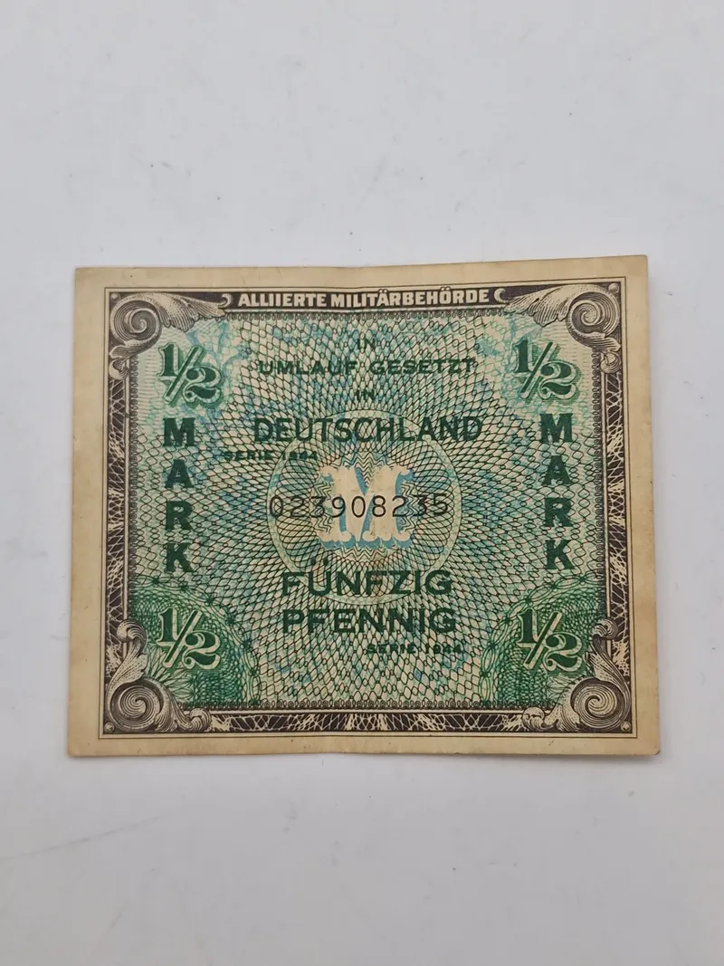 Allieret Militærvaluta (AM-Mark), specifikt en 1/2 mark (fünfzig pfennig) seddel fra 1944, udstedt af de Allierede Militærmyndigheder (Alliierte Militärbehörde)