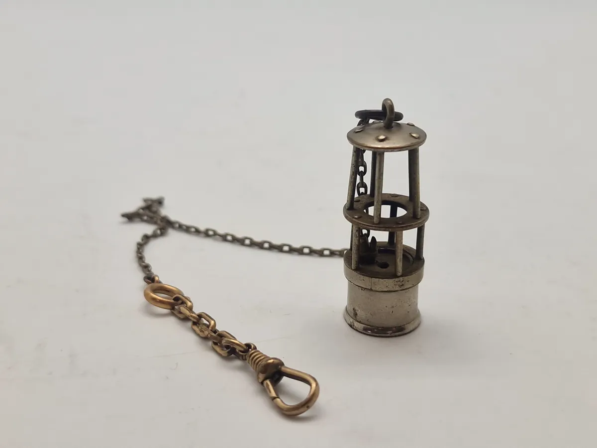 Miniature af en Davys minearbejderlampe fastgjort til urkæde (Vedhæng)
