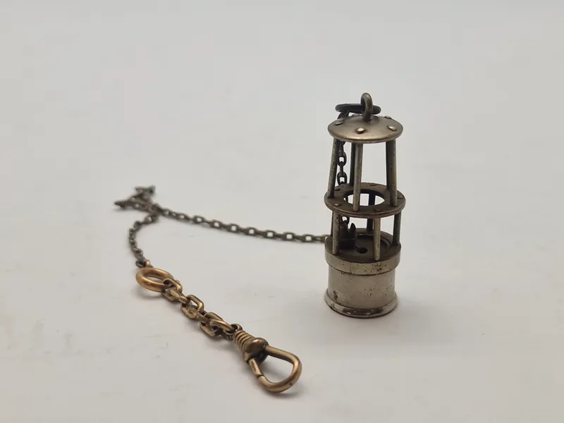 Miniature af en Davys minearbejderlampe fastgjort til urkæde (Vedhæng)