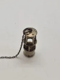 Miniature af en Davys minearbejderlampe fastgjort til urkæde (Vedhæng)