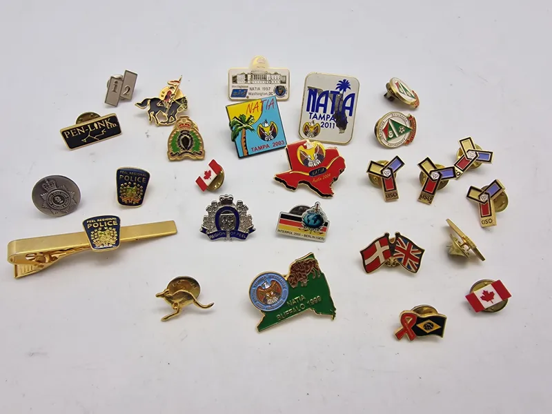 Samling diverse pins