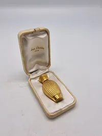 flakon fra Celui de Jean Dessès-parfumen, som er en chypre-blomsterduft til kvinder, lanceret i 1938 af Jean Dessès.