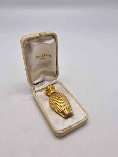 flakon fra Celui de Jean Dessès-parfumen, som er en chypre-blomsterduft til kvinder, lanceret i 1938 af Jean Dessès.